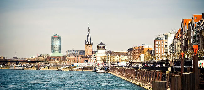 Düsseldorfer Altstadt mit Sicht auf den Rhein